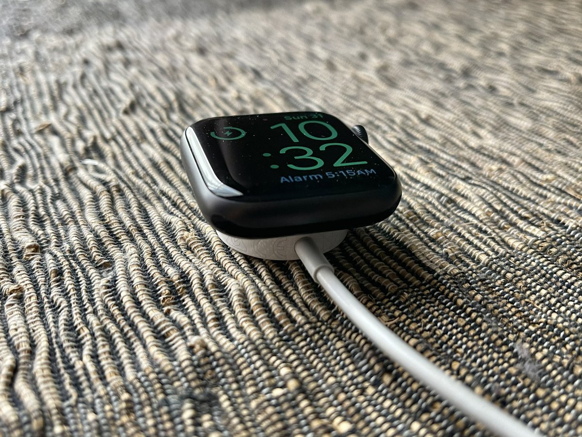 3. Ketahanan Battery?Bila pakai smartwatch ni memang kena expect sama seperti phone. Jenis rutin kena cas setiap hari.Memanglah boleh tahan sampai masuk hari ke-2. Tapi takkan nak tunggu 0% baru cas. Biasa cas di meja ketika kerja.Jam Garmin Fenix aku, seminggu sekali cas.