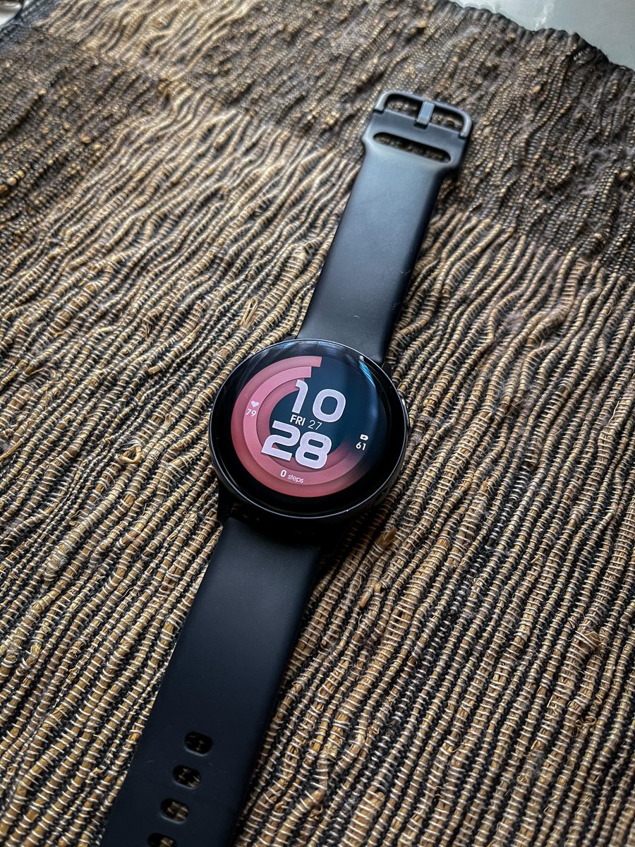 AW mungkin paling popular.Tapi sebenarnya ada banyak lagi smartwatch lain yang bagus dan lebih banyak features dengan harga lebih berbaloi.Wife guna Samsung Watch Active 2 pair dengan iPhone dia takde masalah. Semua yang AW buat, diapun ada.Semua data sync tanpa masalah.