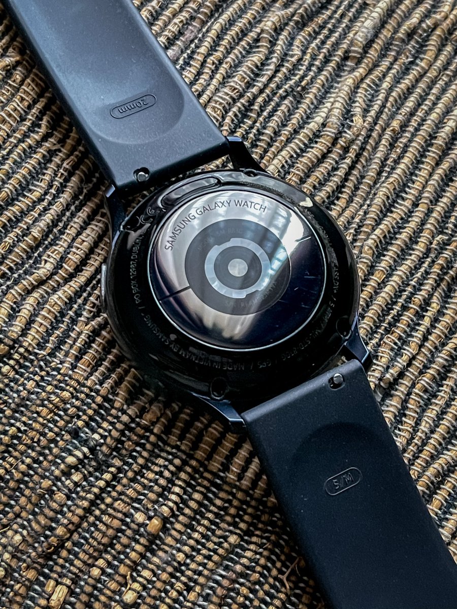 AW mungkin paling popular.Tapi sebenarnya ada banyak lagi smartwatch lain yang bagus dan lebih banyak features dengan harga lebih berbaloi.Wife guna Samsung Watch Active 2 pair dengan iPhone dia takde masalah. Semua yang AW buat, diapun ada.Semua data sync tanpa masalah.