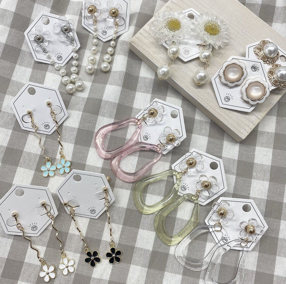 390_accessory's tweet photo. 🌼商品紹介🌼

お花をモチーフにしたイヤリング
のご紹介です💕

シンプルなデザインの物やパールがついたものまでどれもとても可愛いです🥺

他にも種類豊富にご用意しております💁🏻‍♀️

もちろん全品390円＋tax💫🌸

#サンキューマート #390マート https://t.co/uNUb9dy0P0