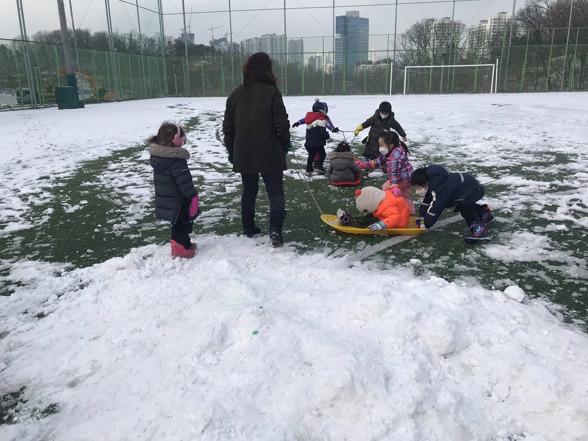 AhkeeKaren's tweet photo. #snowplay on #snowday βοΈπ¨βοΈ kids #havingfun #exploringcolours π¨ Also #developinggrossmotorskills while pushing and pulling their friends on the sled π· All this happening through #play π€ #outdoorplay #witnessinglearning #PreK #earlyyears https://t.co/hUI1AKt4bR