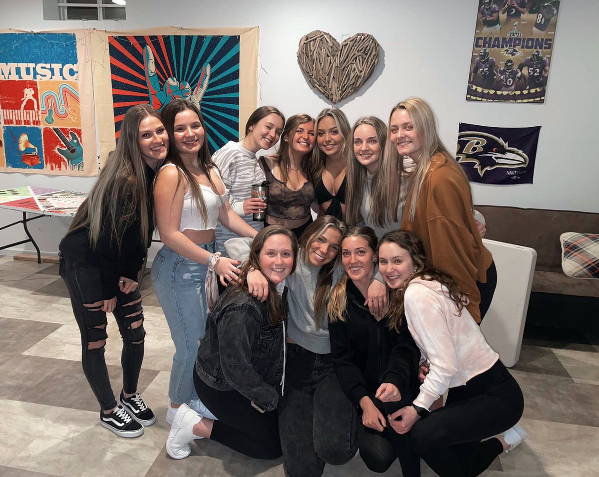 lindseybruscia's tweet photo. Ugh. Love these girls https://t.co/DOtuDMvetX