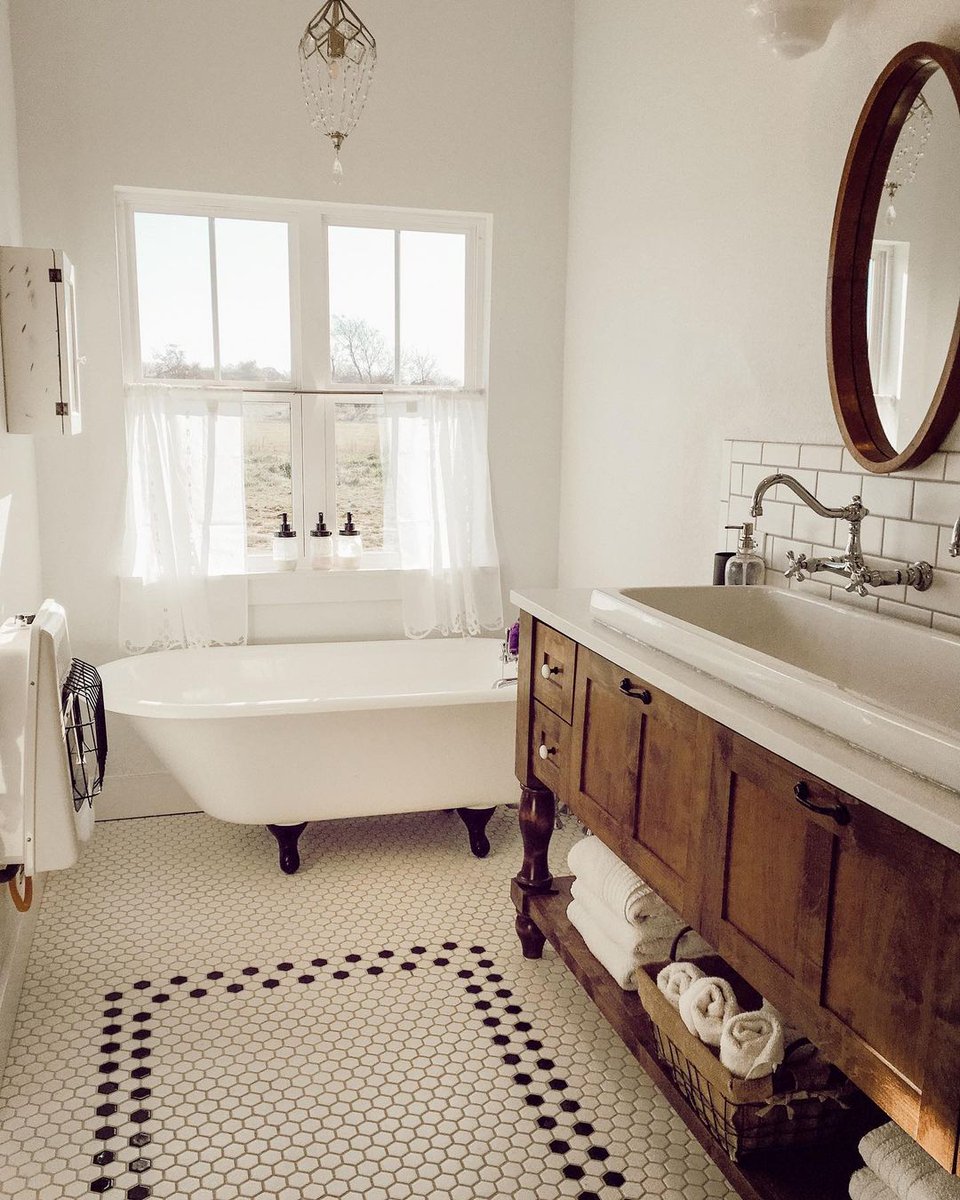 Every last detail in this bathroom is an elegant and considered addition creating a dreamy atmosphere. While we love all the vintage features,  what steals your attention? 
.
.
#bathroomvanity #vintagedecor #vintagebathroom  #bathroomlighting 
Image via @jacobsfarmstead