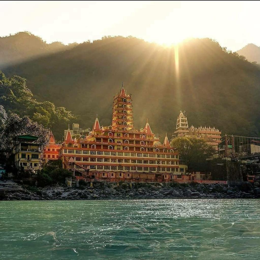 Rishikesh temple also known as, Trayambakeshwar Temple  is situated near the famous Lakshman Jhula and is an important shrine in Rishikesh. It is dedicated to Prabhu Shiva.