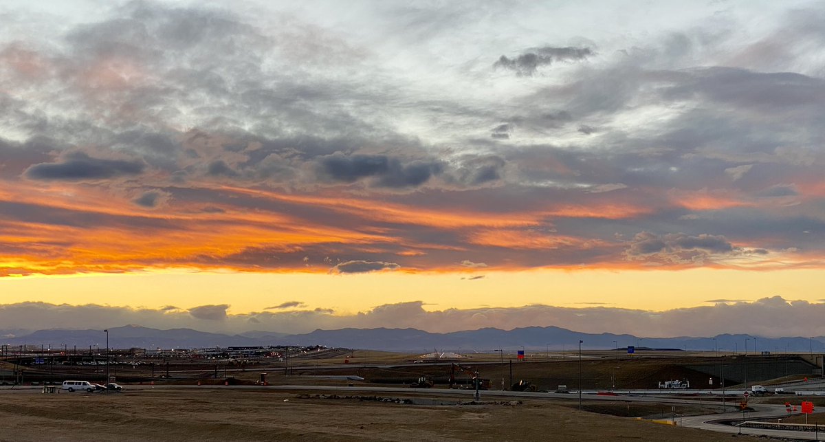 tips74's tweet photo. Brilliant colors of a Denver sunset. https://t.co/ozJteOCXBj