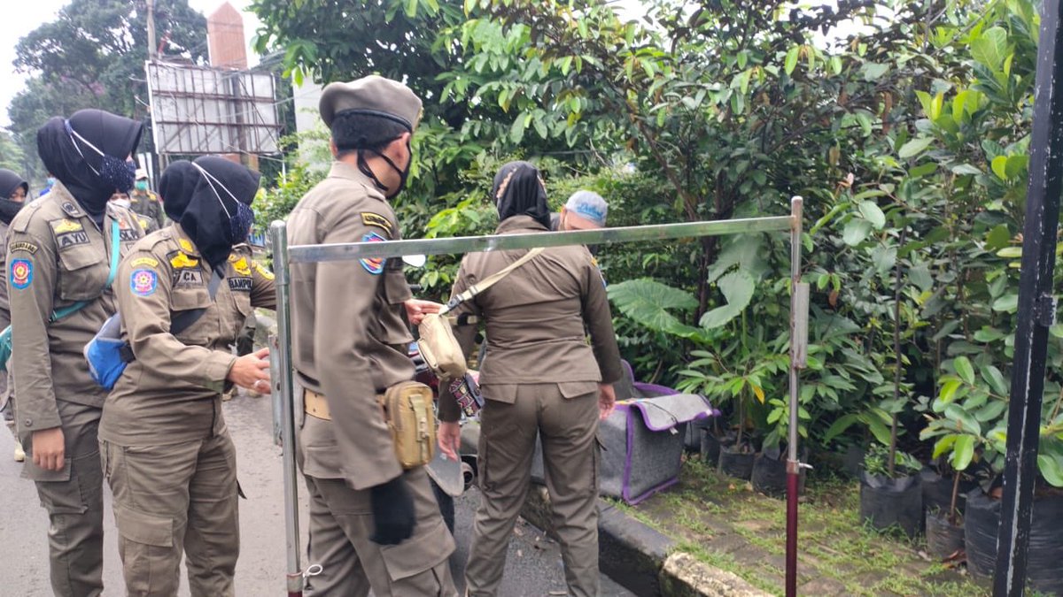 Satpolpp_bgrkab's tweet photo. Penyisiran pkl di sekitar jalan raya tegar beriman arah karadenan. https://t.co/ccFg4pc1MX