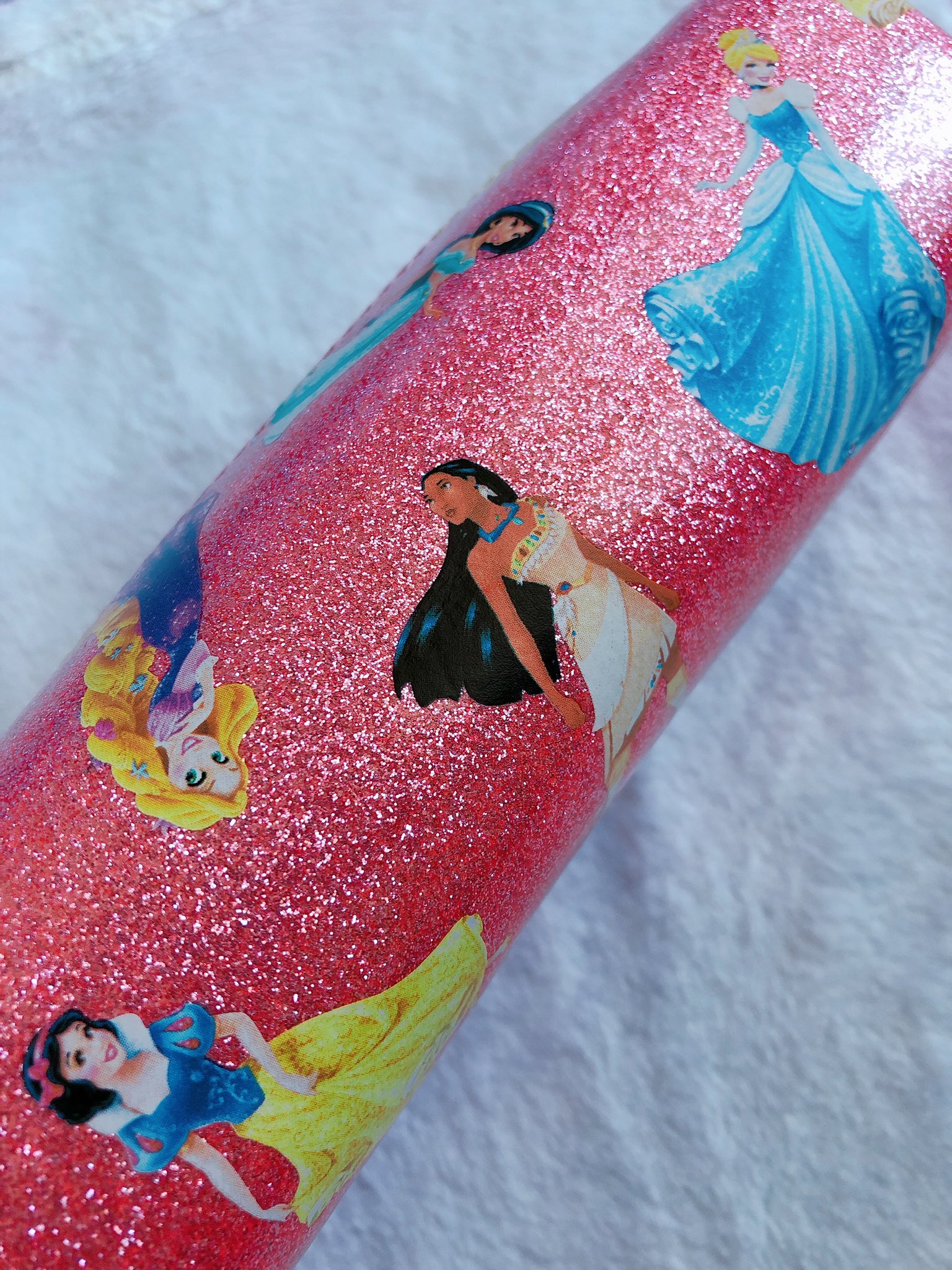 お む ぎ そ Encanto A Twitter 昨日h Mで見つけてときめいたので買ってしまった ディズニープリンセス柄のポーチなんだけどみんなお顔がかわいいのとティアナ ポカホンタス ムーランもいて私得だった メイクポーチにしよう T Co Xsviorqnxt Twitter