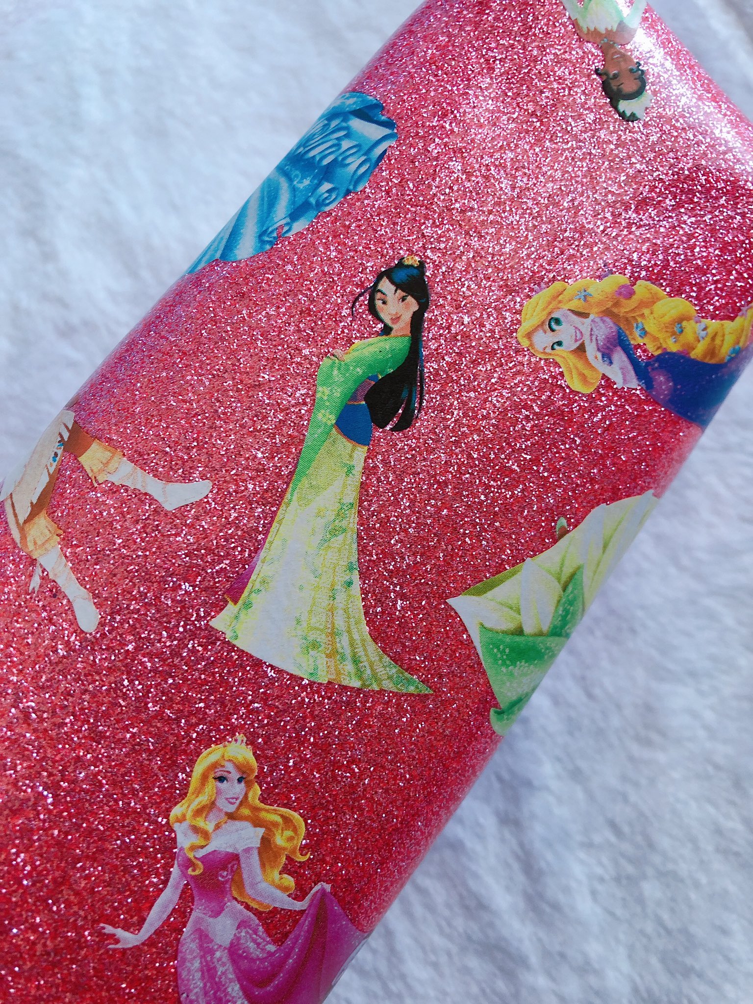 お む ぎ そ Encanto A Twitter 昨日h Mで見つけてときめいたので買ってしまった ディズニープリンセス柄のポーチなんだけどみんなお顔がかわいいのとティアナ ポカホンタス ムーランもいて私得だった メイクポーチにしよう T Co Xsviorqnxt Twitter