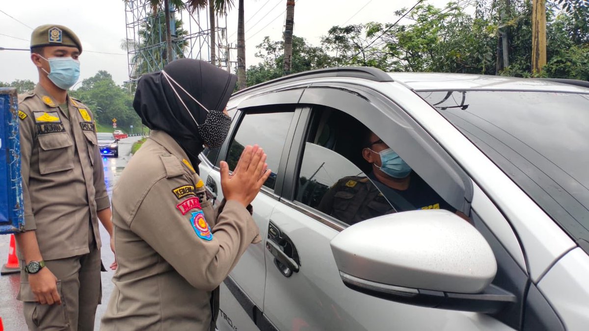 Satpolpp_bgrkab's tweet photo. Minggu, 31 Januari 2021, Satpolpp Kabupaen Bogor melakukan Yustisi masker di gadog. 
@bogorkab @satpolppjabar @adeyasinn @BogorDiskominfo https://t.co/GKeGiXYZnE