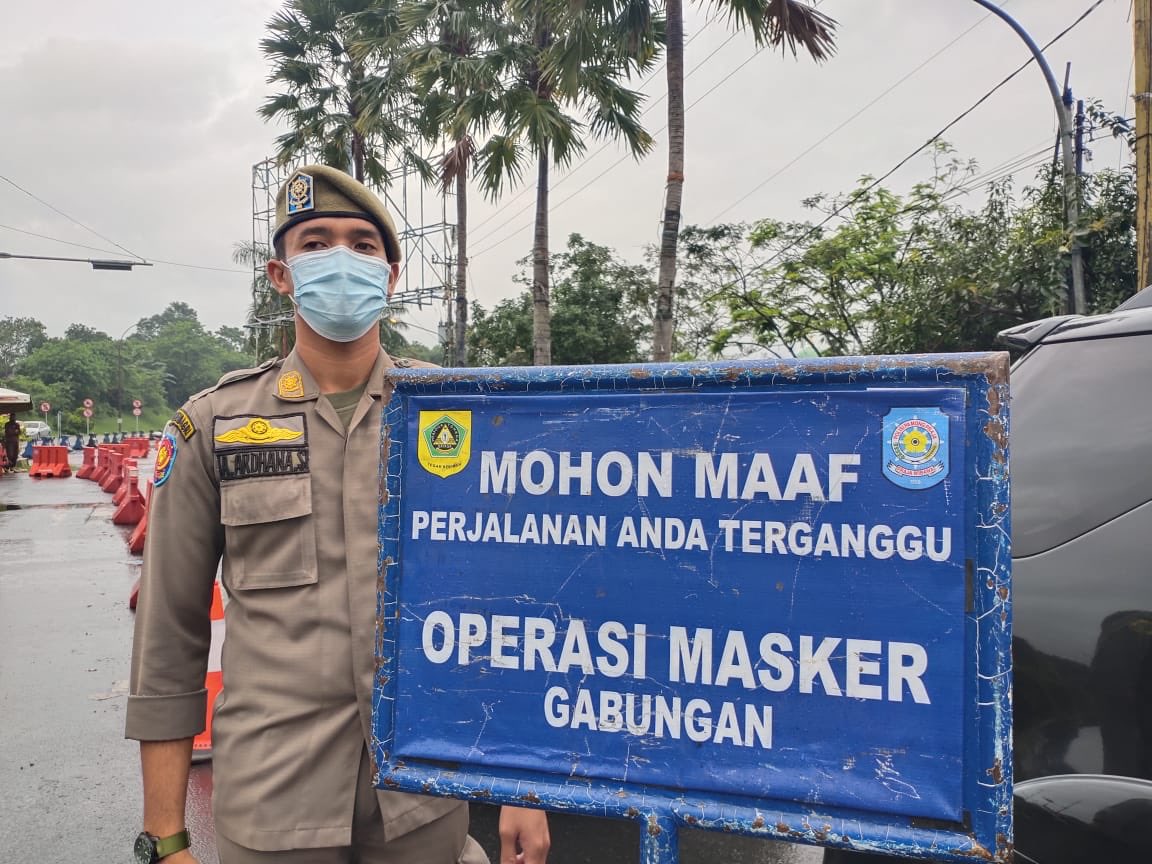 Satpolpp_bgrkab's tweet photo. Minggu, 31 Januari 2021, Satpolpp Kabupaen Bogor melakukan Yustisi masker di gadog. 
@bogorkab @satpolppjabar @adeyasinn @BogorDiskominfo https://t.co/GKeGiXYZnE