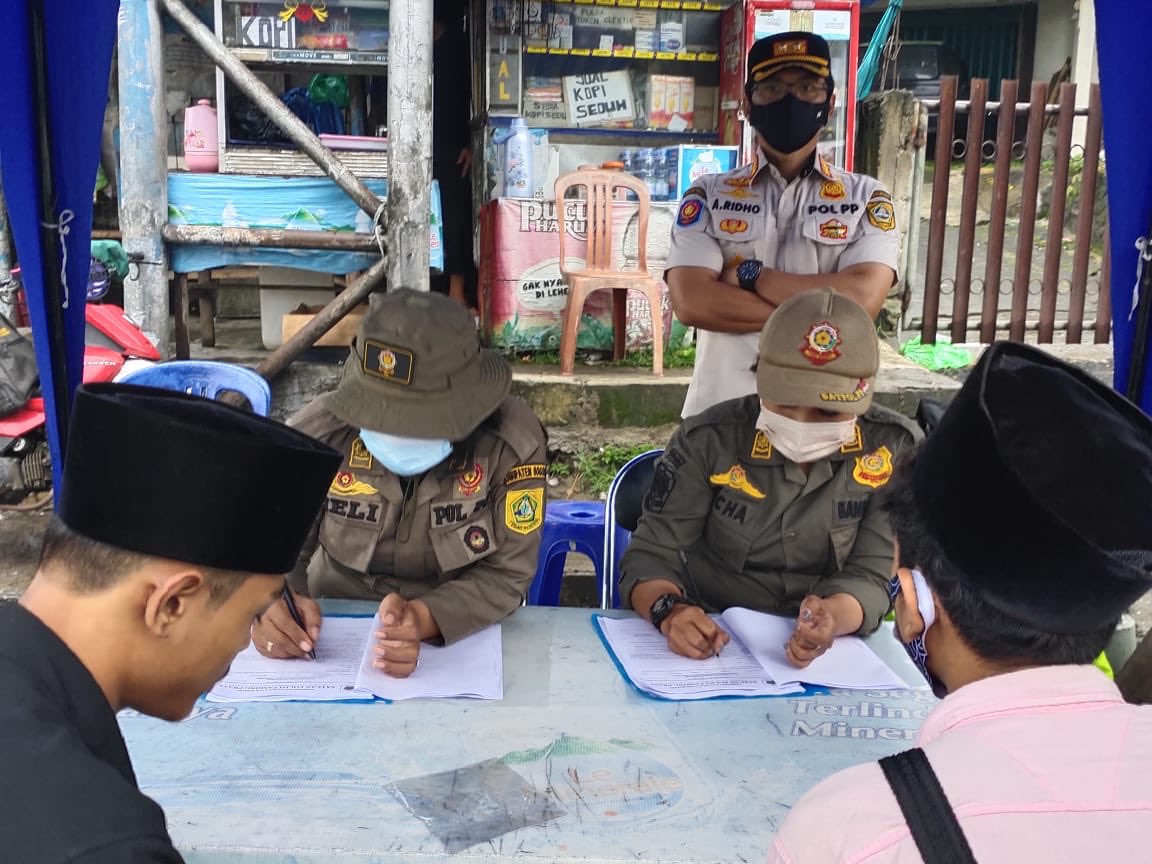 Satpolpp_bgrkab's tweet photo. Minggu, 31 Januari 2021, Satpolpp Kabupaen Bogor melakukan Yustisi masker di gadog. 
@bogorkab @satpolppjabar @adeyasinn @BogorDiskominfo https://t.co/GKeGiXYZnE