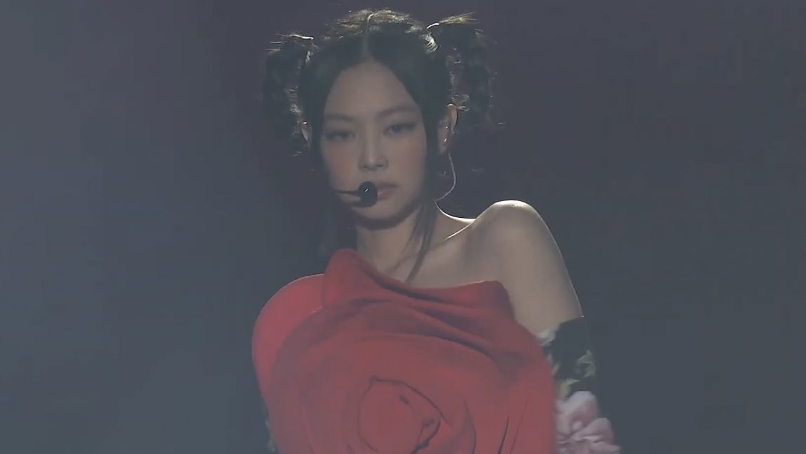 jnkstyle's tweet photo. human chanel! https://t.co/igFG7McBkX