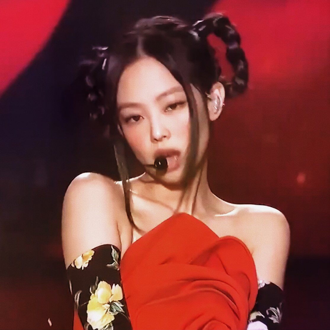 deukiethinker's tweet image. red queen