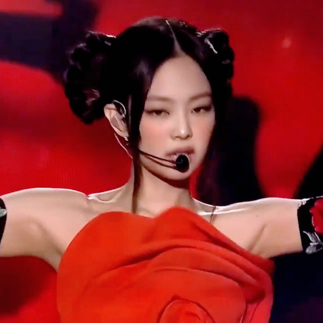 deukiethinker's tweet image. red queen