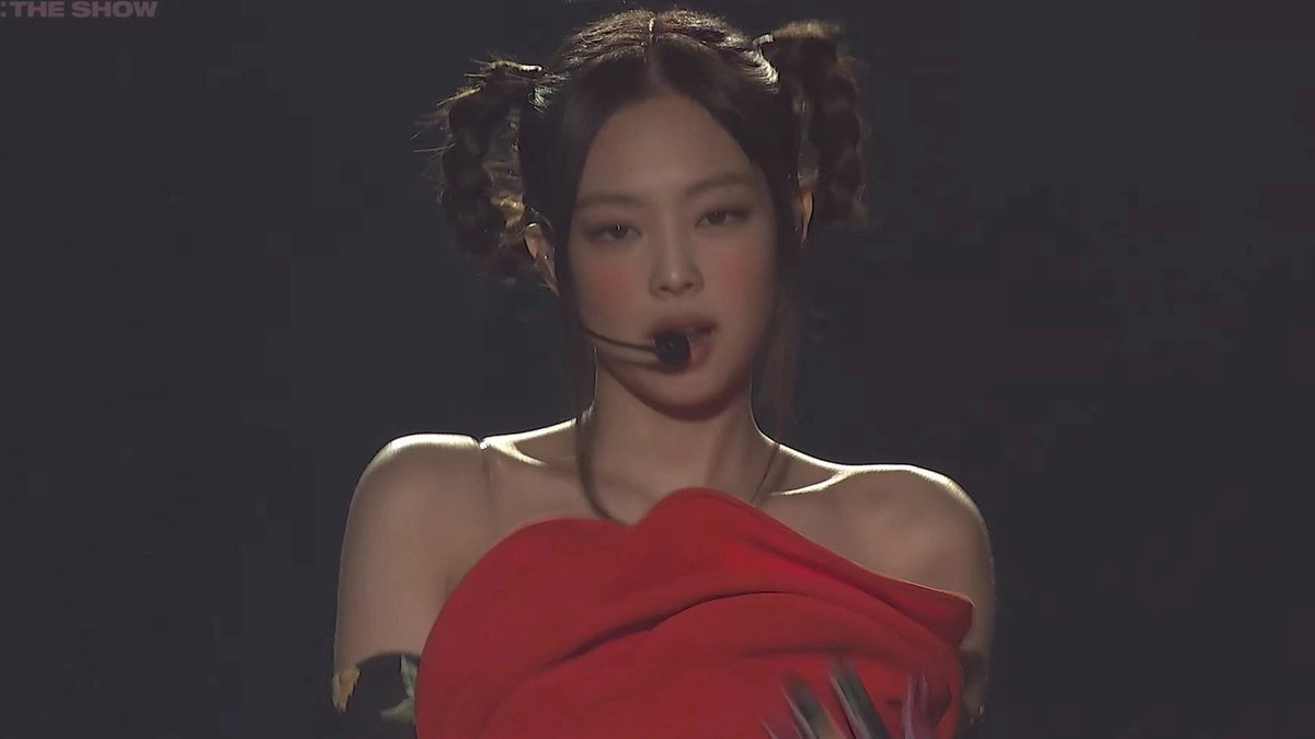jenphilic's tweet photo. REPLY WITH JENNIE KIM IF YOU ARE PROUD OF HER https://t.co/86tzhqVxDy