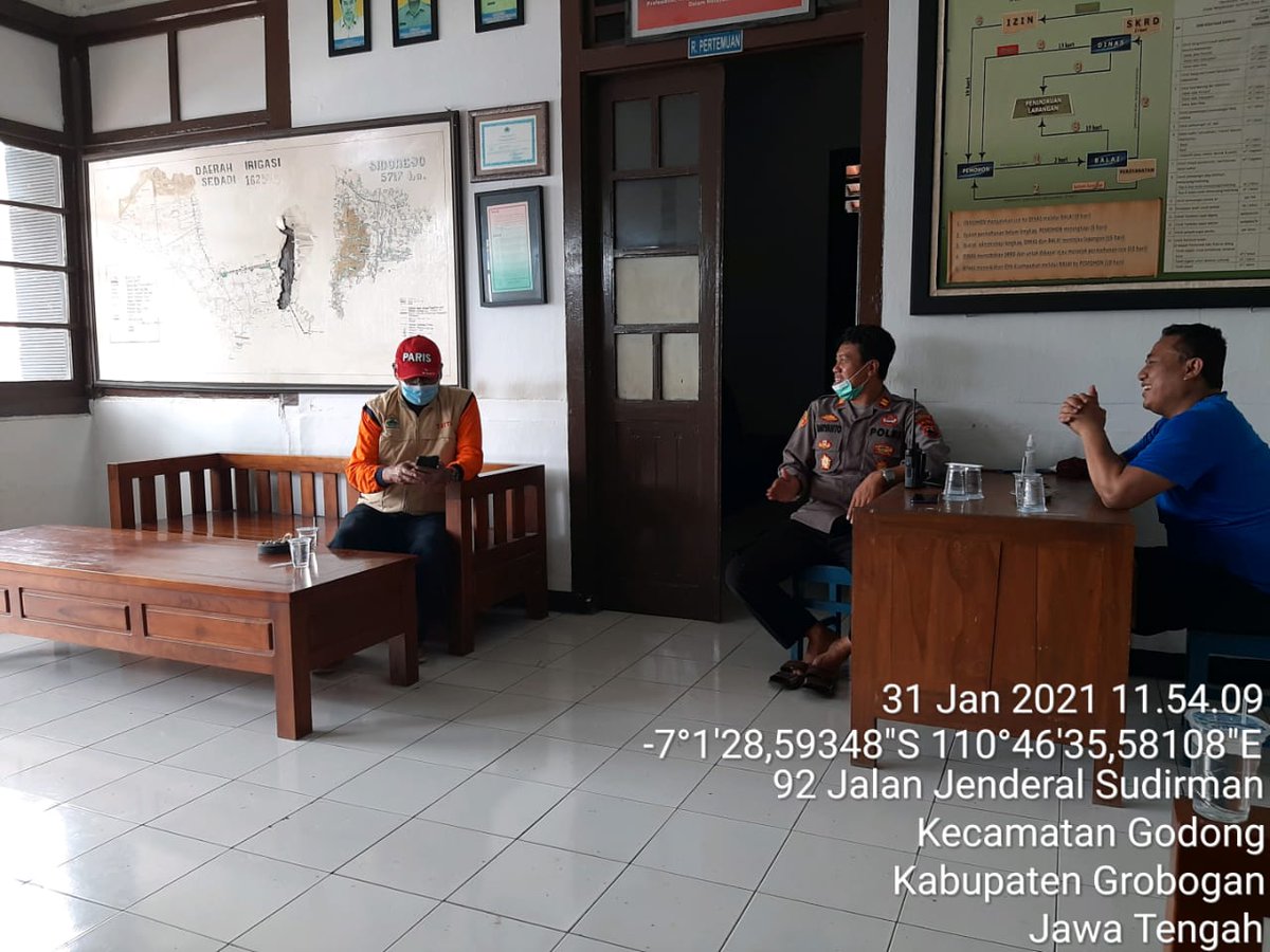 psdaseluna's tweet photo. #dpusdatarujtg 

Ka. Balai @psdaseluna
dan Ibu Padmasari dari Komisi C DPRD Prov. Jateng melakukan tinjauan lapangan di lokasi jebolan tanggul Sungai Serang 
Desa Klampok, Godong, Grobogan
31/1/2021

@ganjarpranowo
@dpusdatarujtg 
@ekoyunianto1055 
@GusPur354 https://t.co/1WRp5UL2OX