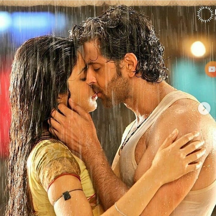  @priyankachopra nvr uploaded intimate stills from her movies bfr Agneepath but while seeing her tweets during promotion when HR was asked he said "Maybe she likes me more than her other costars"How beautiful their bond is  #Hriyanka 