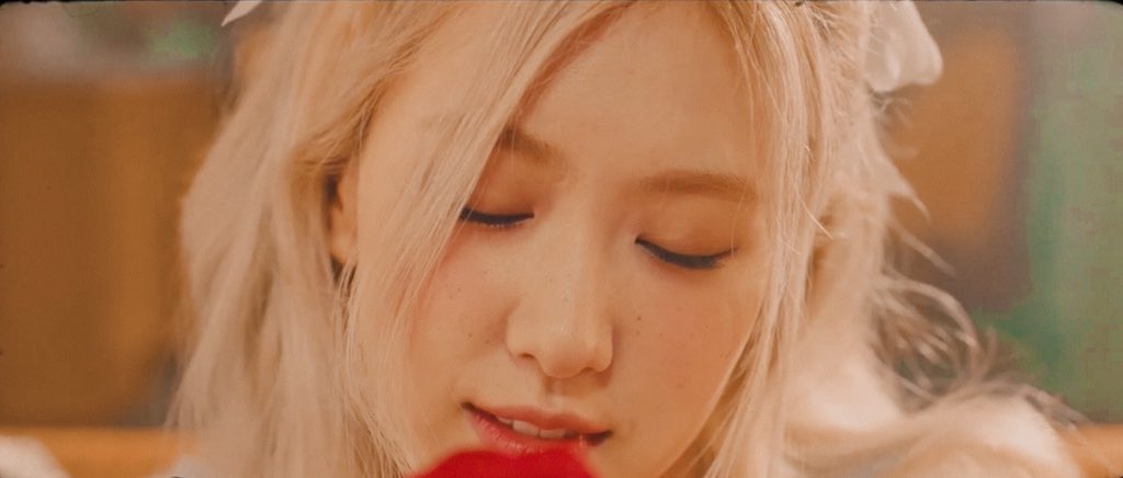 ultrosechaeng's tweet photo. ROSÉ DEBUT ON THE SHOW 

#로제 #ROSÉ #블랙핑크 https://t.co/eMpMnGQVZN