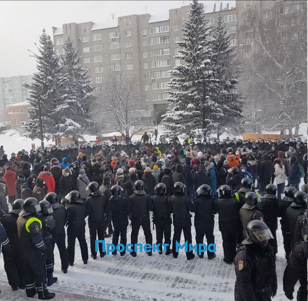 Митинг 31. Красноярск митинг 31 января. Митинг. Протесты в Красноярске сейчас. ОМОН окружил протестующих в Красноярске.