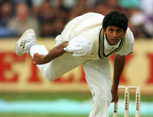 The match lived up to the occasion. The teams traded even blows on a difficult wicket, and towards the end of the third day, India required 271 to win against Wasim Akram, Waqar Younis and Saqlain Mushtaq after Venkatesh Prasad ran through the Pakistan tail with a spell of 5/0.