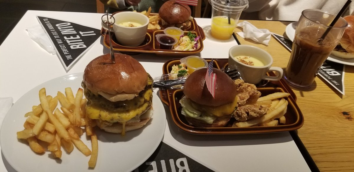 msnknk2828's tweet photo. 久しぶりの外食
500gペロリでしたわ(°д°)
#JSBURGER https://t.co/HC0BPuJmFE