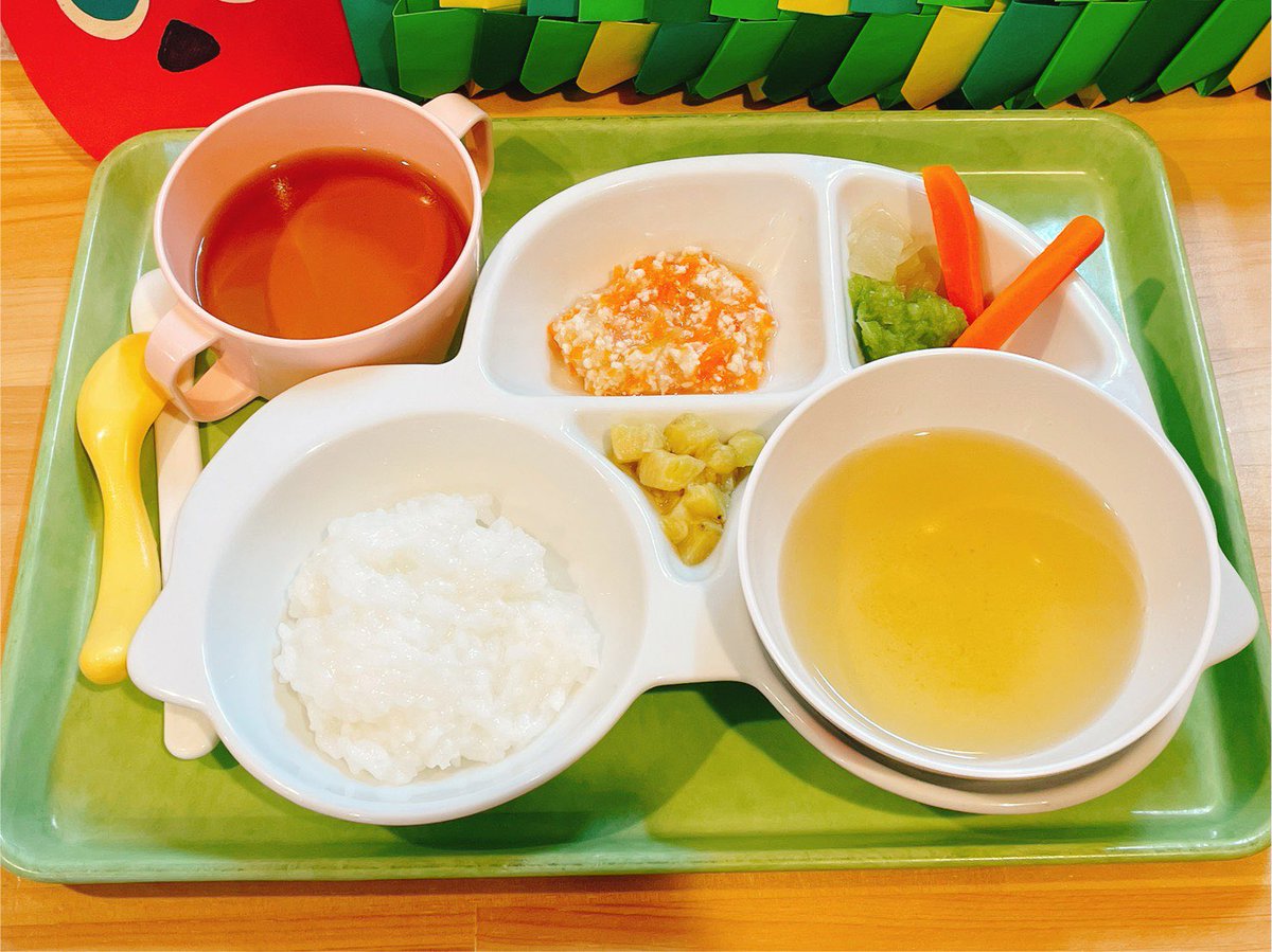 ふじさんbu Bu保育園 公式 食育 英会話にも力を入れてます 本日のbu Bu給食 離乳食 後期 5倍粥 野菜だしスープ 鶏ひき肉とにんじん 人参 玉ねぎ キャベツ バナナ 当園では事故防止の為 食材の切り方や大きさに細心の注意を払い 職員