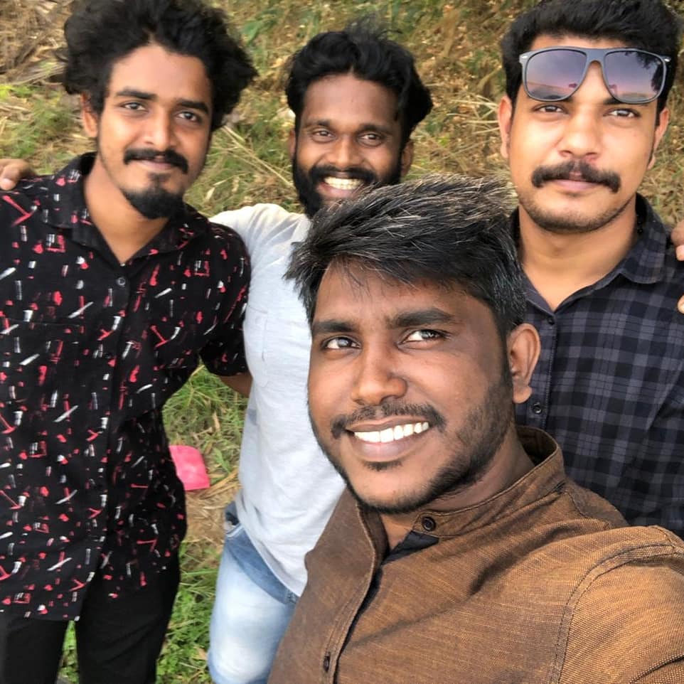 VRRahul18's tweet photo. #FriendshipGoals https://t.co/YVmPtQXsra