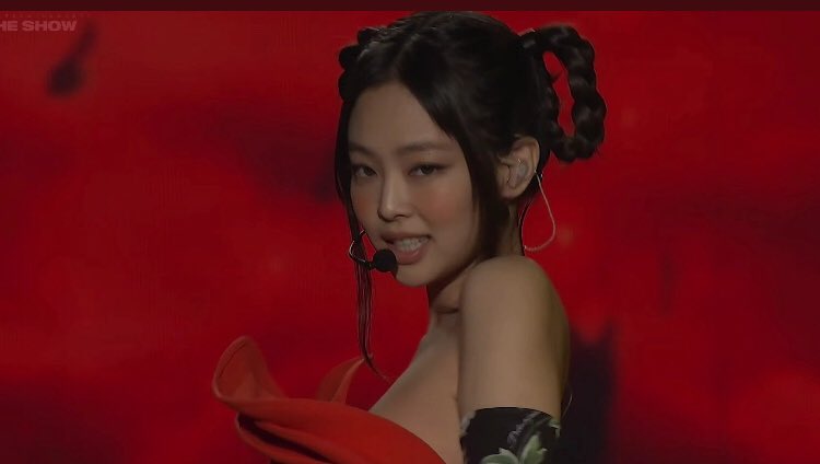 NiniBlink12's tweet photo. Ortalığı yıktı geçti rapper jennie is back ... @BLACKPINK #THESHOW #THESHOW_SOUNDCHECKLIVE #JENNIE https://t.co/qbyNO9TiWt