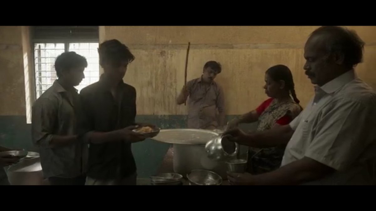 சரி இப்போ படத்துக்குள்ள போவோம் பட Startingல பாவனி குடும்பத்த தீ வச்சி கொளுத்திறாங்க அத பாவனி ஒளிஞ்சு நின்னு பக்குறத . அவனுங்க பாத்து பவானிய மெரட்டி அந்த பழிய அவன் மேல போட்டு அவன கூர் நோக்கு ஜெயிலுக்கு அனுப்பி வச்சி அங்க அவன கொடும படுத்துறானுங்க.