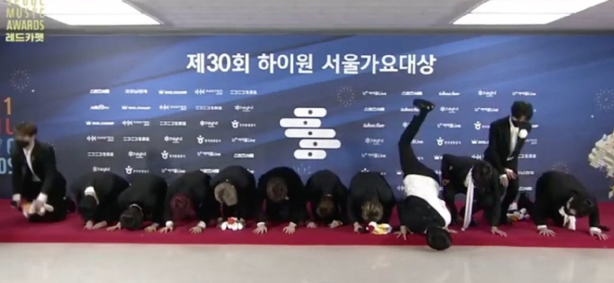 treasure on                treasure on
stage                          red carpets

TREASURE 6TH ROTY AWARD
#트레저_품으로_신인상_쏙들어옴
#TREASURE_SMA_ROTY
<a href="/treasuremembers/">TREASURE</a>