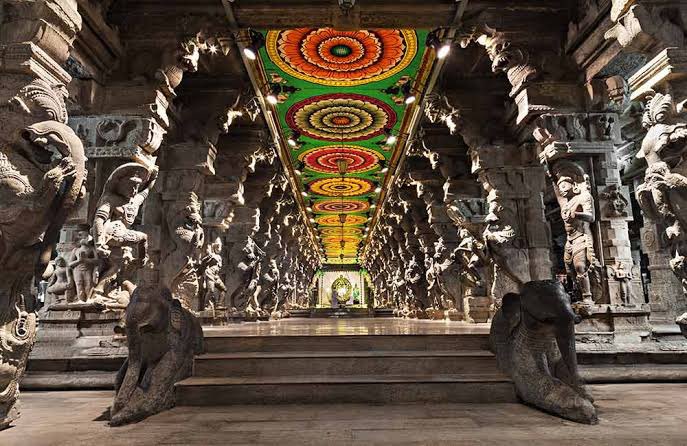 Words fall short while describing the beauty of this magnificent  #temple. Thousand Pillars  #Mandapam in Meenakshi Amman Hindu temple in  #Madurai, Tamil Nadu. 