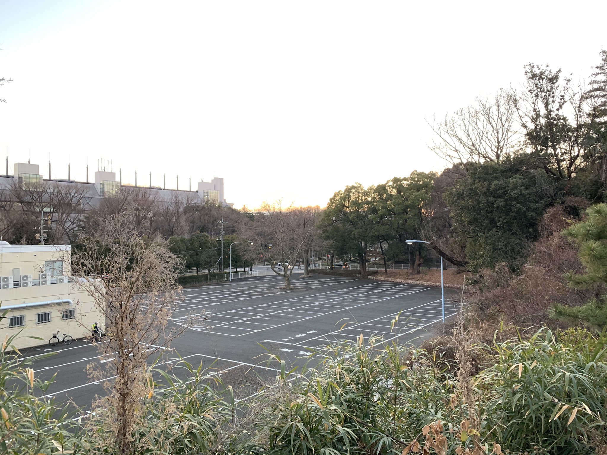 Akira 府中競馬場駅から府中競馬場第三駐車場を望む 府中崖線の下に駐車場がある この辺りまで武蔵国府関連の遺跡がある 競馬場の中に祭祀場があったのではとのこと T Co Kpci6yhyxj Twitter