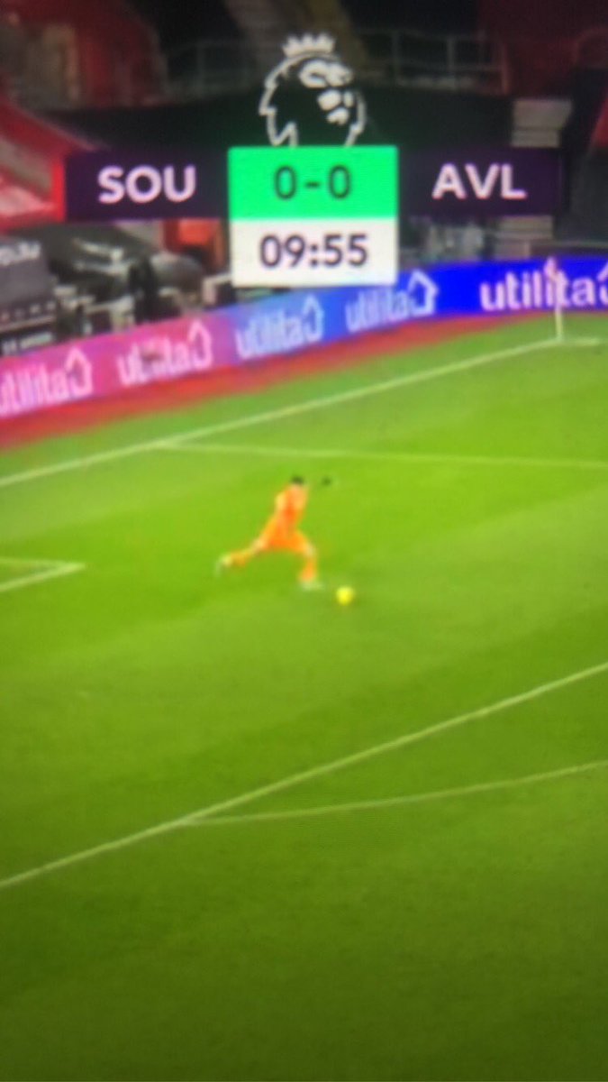 Mike Dean i VAR-rummet hittar inte straffen. Då borde det alltså vara inspark som Lee Mason felaktigt pekade på innan VAR-checken. När spelet sen återupptas görs det igenom att Martinez lägger bollen här (se bild) och sparkar ut bollen. Vad i helvete dömde han?