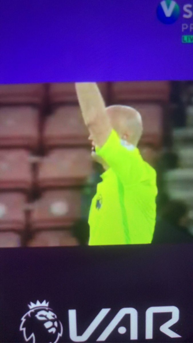 Jag kan ha hittat svaret här men det gör bara situationen ännu mer sinnesjuk. När VAR-checken lider mot sitt slut syns Lee Mason med en arm uppe och i min bok betyder det offside. De har alltså hittat en offside som inte existerar och därför blir det ingen straff.