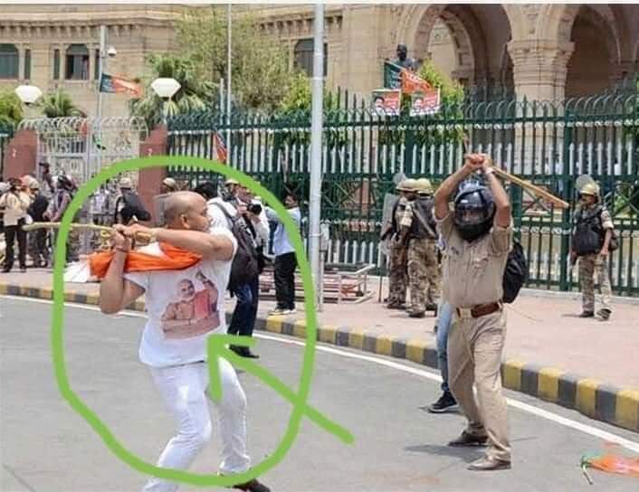 Devil00424656's tweet photo. हल चलाने वाला ये कौन सा किसान है जो तलवार चला रहा है?
कौन है ��े जो ज़मीन की आड़ में देश के क़ानून को खा जाना चाहता है? 
ये कौन सा किसान है जो मुँह में जय जवान रखता है और बग़ल में तलवार?
ज़मीन को थोड़ा सा खोदिए एजेंडा निकल आएगा ......#farmersrprotest https://t.co/W151FagmpU