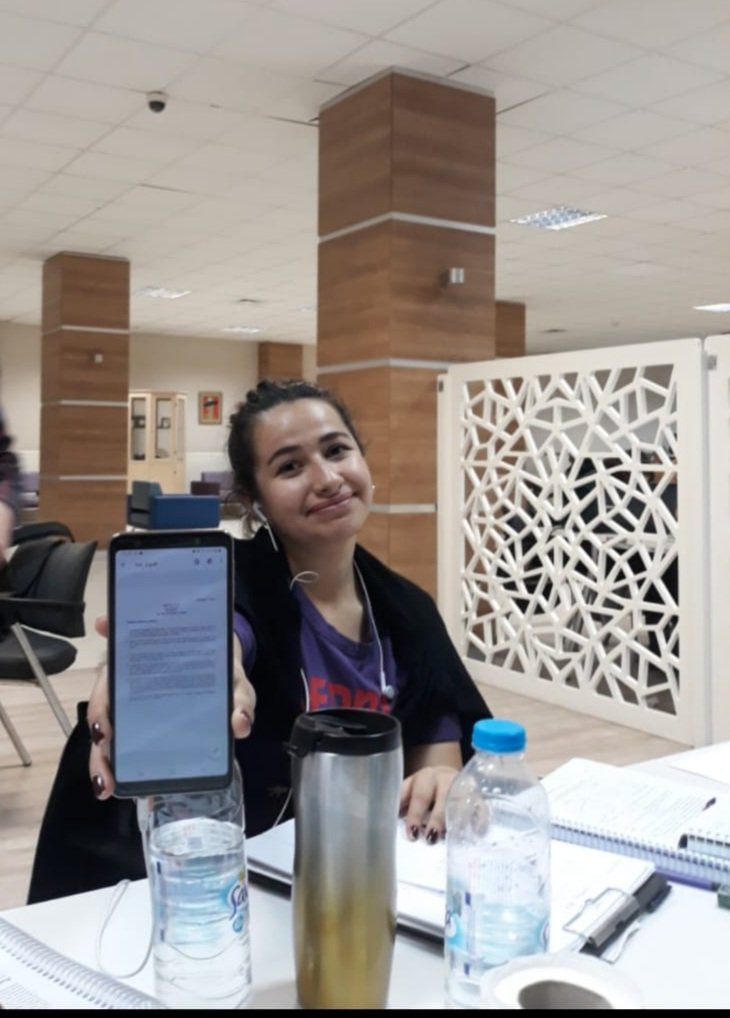 Yemekler yenmiş çaylar içilmiş yüzümde en sahici gülümsememle ödev setimizi karşılıyorum