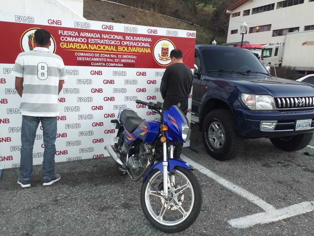 ÚLTIMA HORA #31Ene Tras las denuncias recibidas por parte de los habitantes del sector La Mara en el municipio Libertador de Mérida, en el marco de la Operación "Escudo Soberano III", efectivos de la #GNB efectuaron la detención de los ciudadanos:  ...