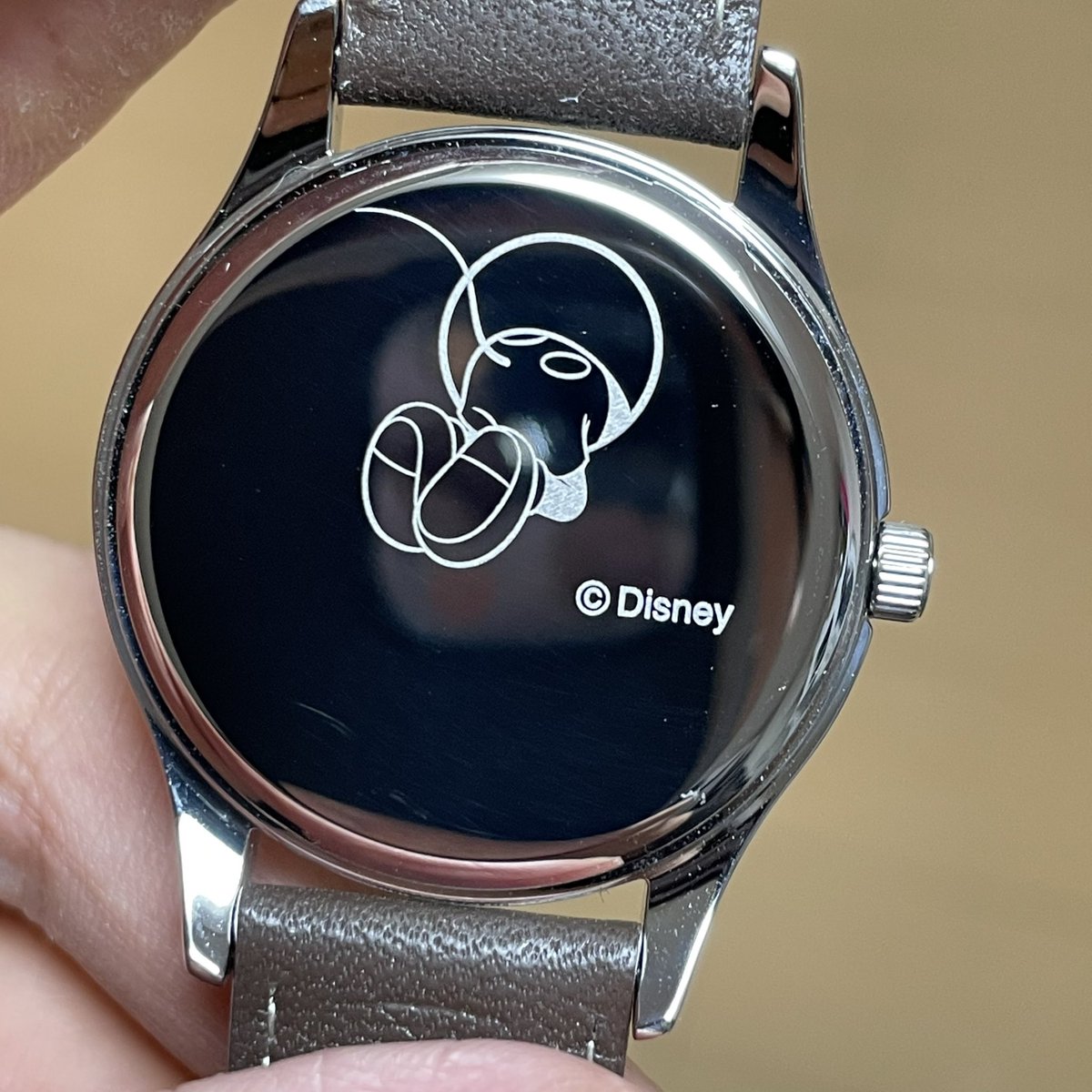 アスト 彼女が時計を購入 チックタックのディズニーコラボ アイボリーなレトロ風文字盤から レトロなミッキーが顔を出す 尻尾が秒針になっていて 裏蓋には可愛いお尻 バイト時代から在庫してて 遂には定価1 3で投げ売りされてたけど 全体的に作りもいい