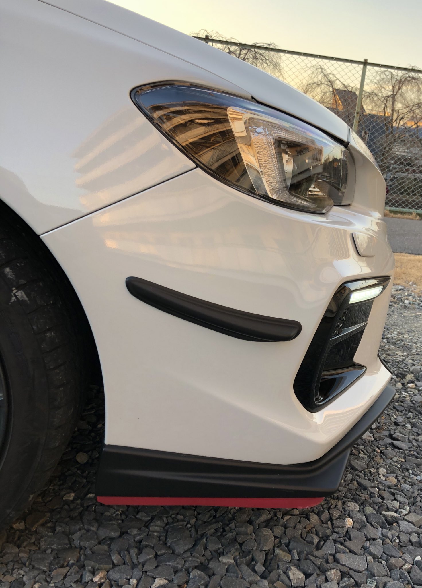 るろうにケンケン Wrx S4 にstiバンパーカナードとトランクリッドガーニッシュ ピンク を付けました フレキシブルドローと同じくディーラーにて Sti製で車検通ります 正面画像だとわからんね カナードは艶消しブラックです フロントバンパーを守る効果