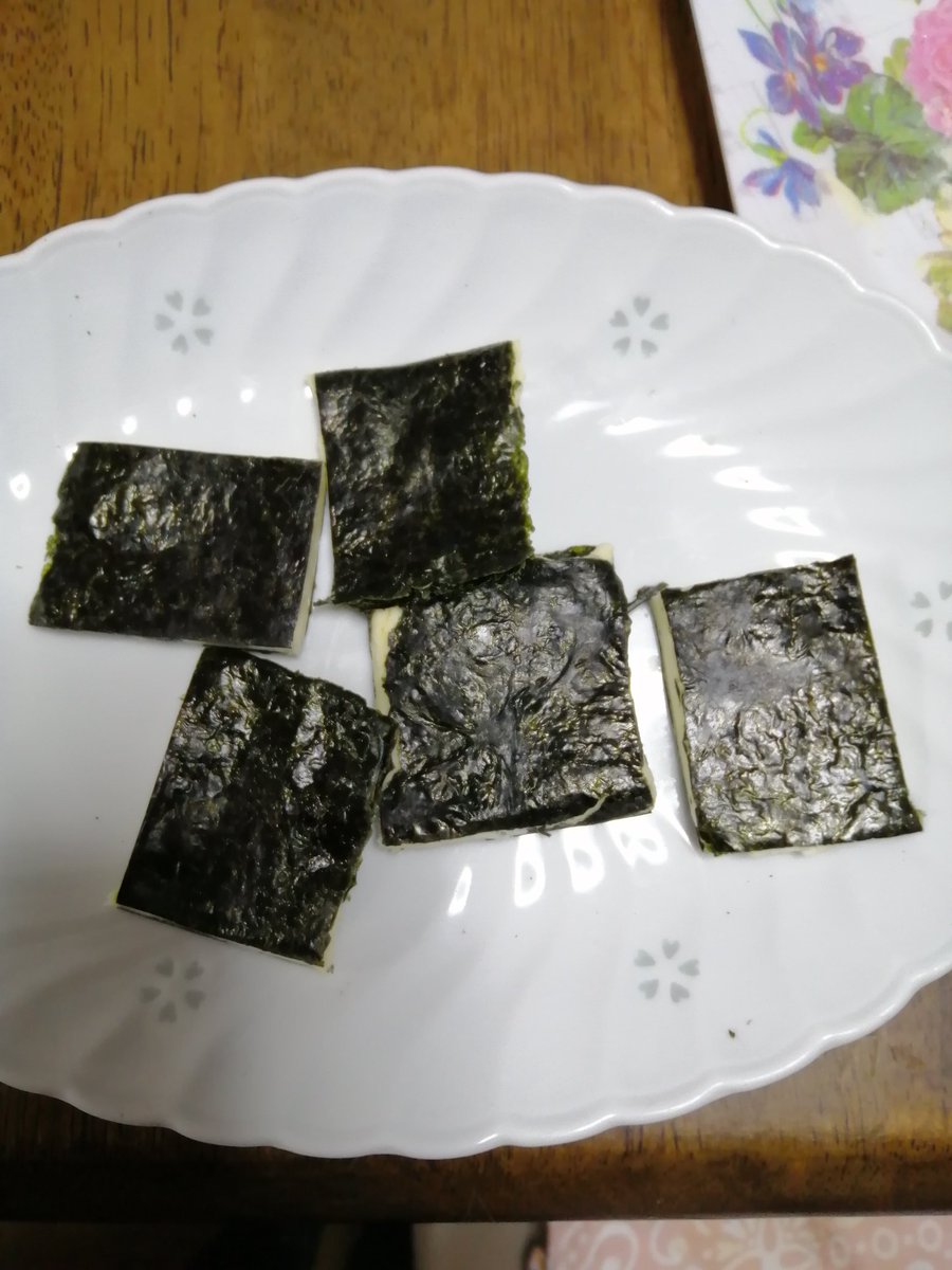 さなさな ダイエット記録 出来たバターを焼き海苔に塗って サンドして冷蔵庫で休ませ 固まったら 1口大に切って冷蔵庫に保存し こまめにfを取る様にしています 生クリーム2lで1キロのバターの出来上がりです