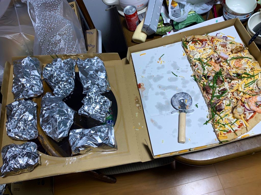 たび 地元のスーパーがたまにコストコの巨大ピザを仕入れてくるのです しかも賞味期限 間近になると半額処分してくれるので お買い上げして家に帰ったら即切り分け アルミホイル個別包装して冷凍 食べたい時は冷凍庫から取り出しそのまま温められるので