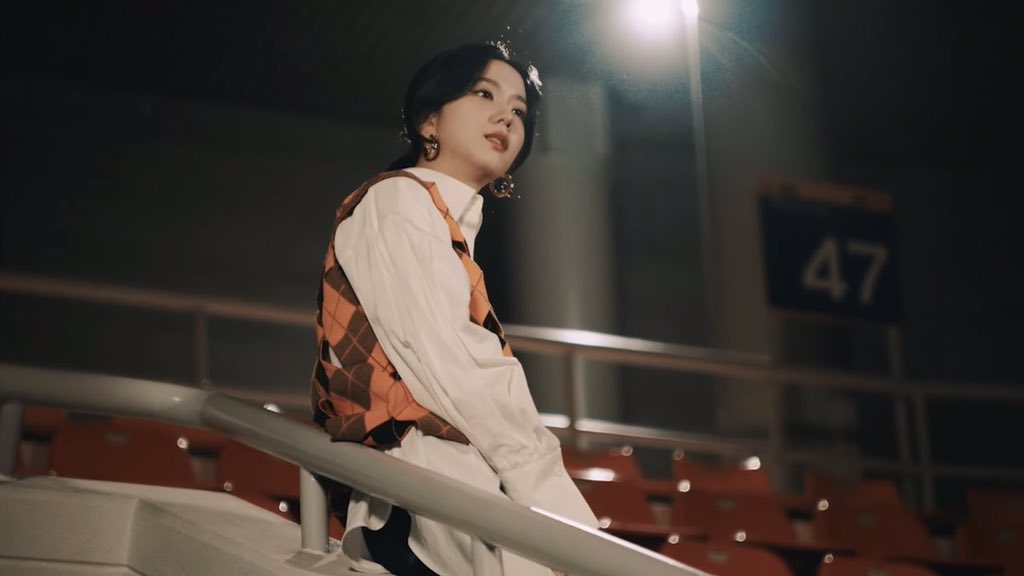pakjanee's tweet photo. ถ้ารู้ว่าหล่อก็ใส่อีกนะชุดแบบนี้อ่ะ #JISOO https://t.co/VWO9RVbfVZ