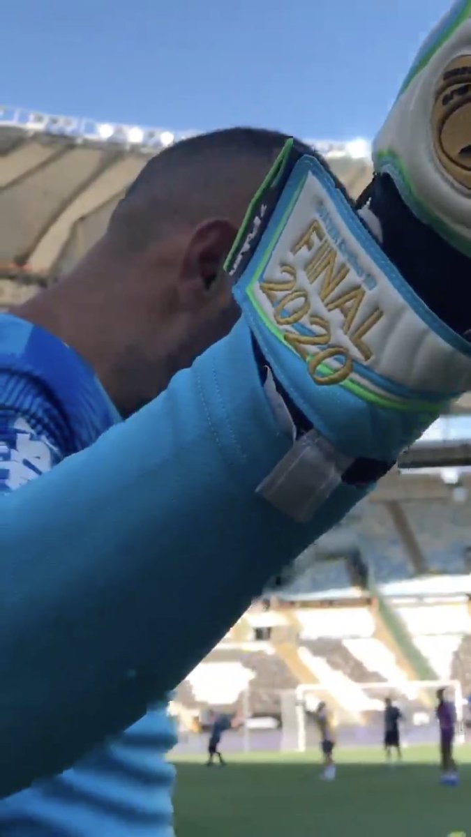 gkls_clothes's tweet photo. Copa #Libertadores Champion 🇧🇷🏆

Interesting to see @wevertonrocha changing in the same match two pairs of #Luvas Poker 👀
- Fut Campo Water Ortho Pro in the first half with the written "Final 2020"  on the strap
- His pair of Fut Campo Champion 5 in the second half. 
#_gkgloves https://t.co/Vx1xiwCwoj