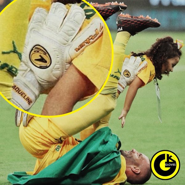gkls_clothes's tweet photo. Copa #Libertadores Champion 🇧🇷🏆

Interesting to see @wevertonrocha changing in the same match two pairs of #Luvas Poker 👀
- Fut Campo Water Ortho Pro in the first half with the written "Final 2020"  on the strap
- His pair of Fut Campo Champion 5 in the second half. 
#_gkgloves https://t.co/Vx1xiwCwoj