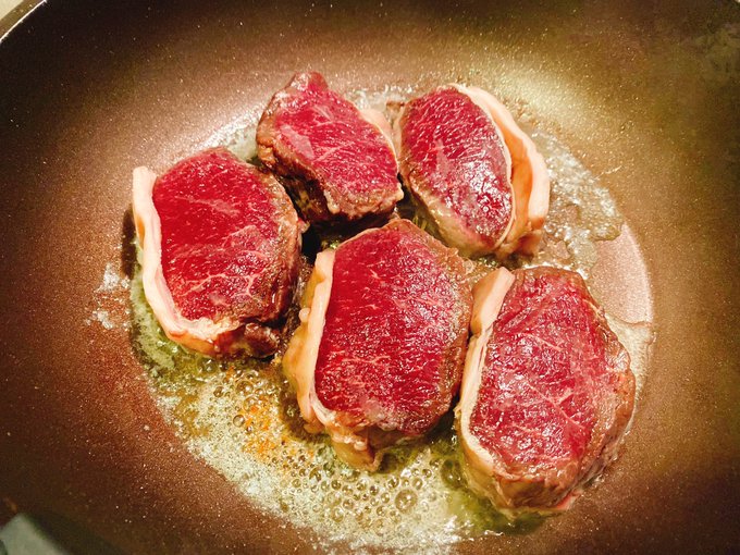 ツイートするのが遅くなってしまったけどシカさんから頂いた鹿肉は鹿肉シチューに、醤油漬けは炒めていただきました!身が柔らかくてうまーい!北海道の幸ご馳走さまでした🦌 