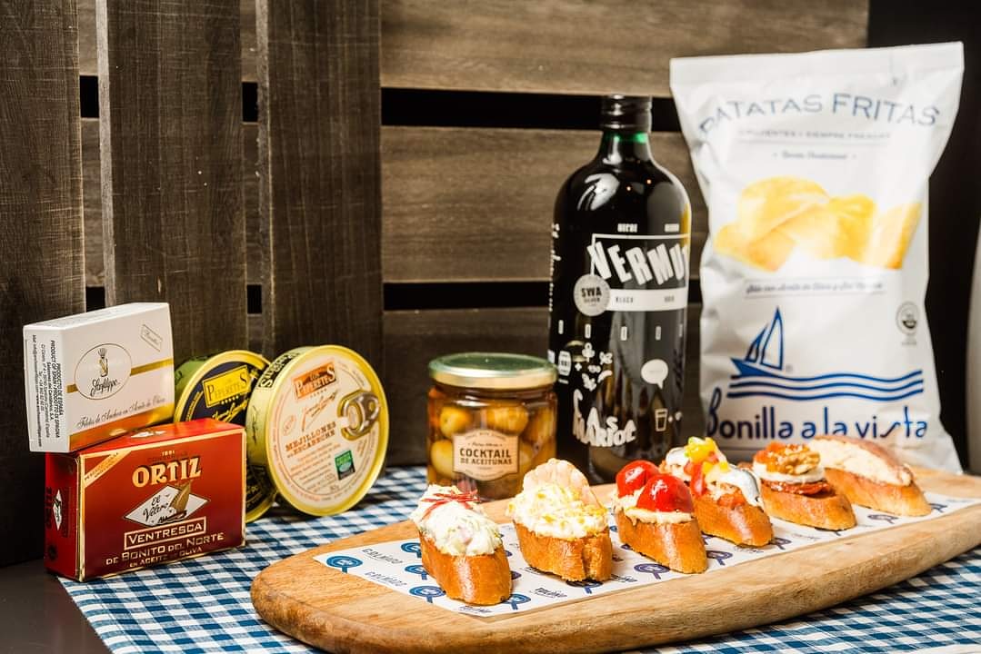 Como os comentábamos ayer, ahora también hay que "vermutear" en casita y para que no dejéis de hacerlo, tenemos todo listo; APERITIVOS A DOMICILIO 
(Si queréis añadir gildas, boquerones , pintxos especiales sólo tenéis que consultar nuestra carta y os los llevamos también)