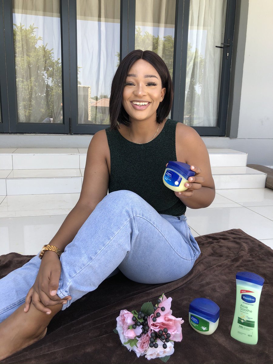 Moh_Preccyy's tweet photo. Summer for me means hydrated and glowing skin, @VaselineZa has made that easier for me,so itβs definitely a must have this summerπ
#BeautyAtHomeWithU #HelloSummerSkin #SelfCareSunday https://t.co/aqsnkmmo6b