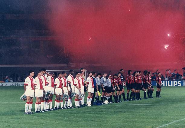 Ronald de Boer y revient : « Ruud Gullit nous avait autorisé l’accès au vestiaire après le match à Amsterdam. Nous étions comme des petits enfants en rencontrant les joueurs du Milan. Mais après le deuxième match chez eux, personne n’a été leur demander leur maillot. »