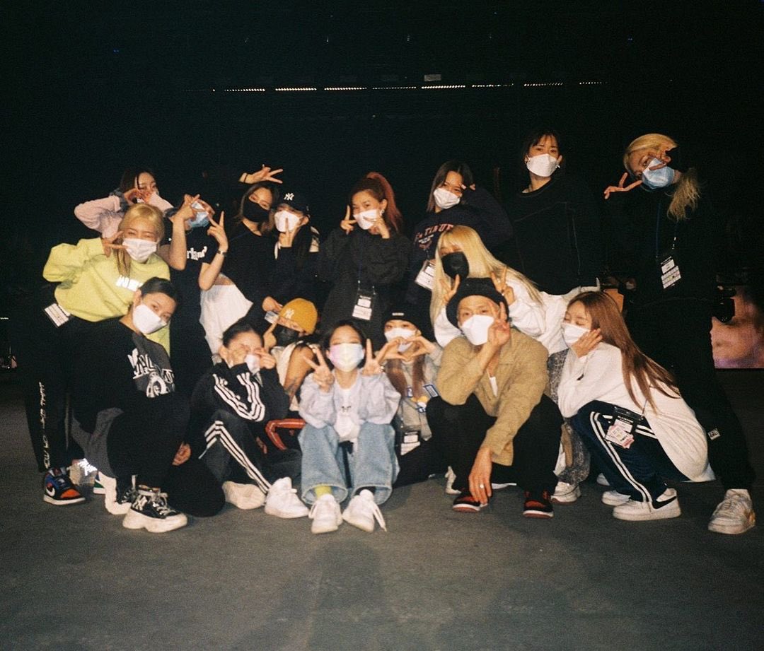 firejennie's tweet photo. all of the dancers posted with jennie they love her so much 🥺 https://t.co/4EvGu9VcwY