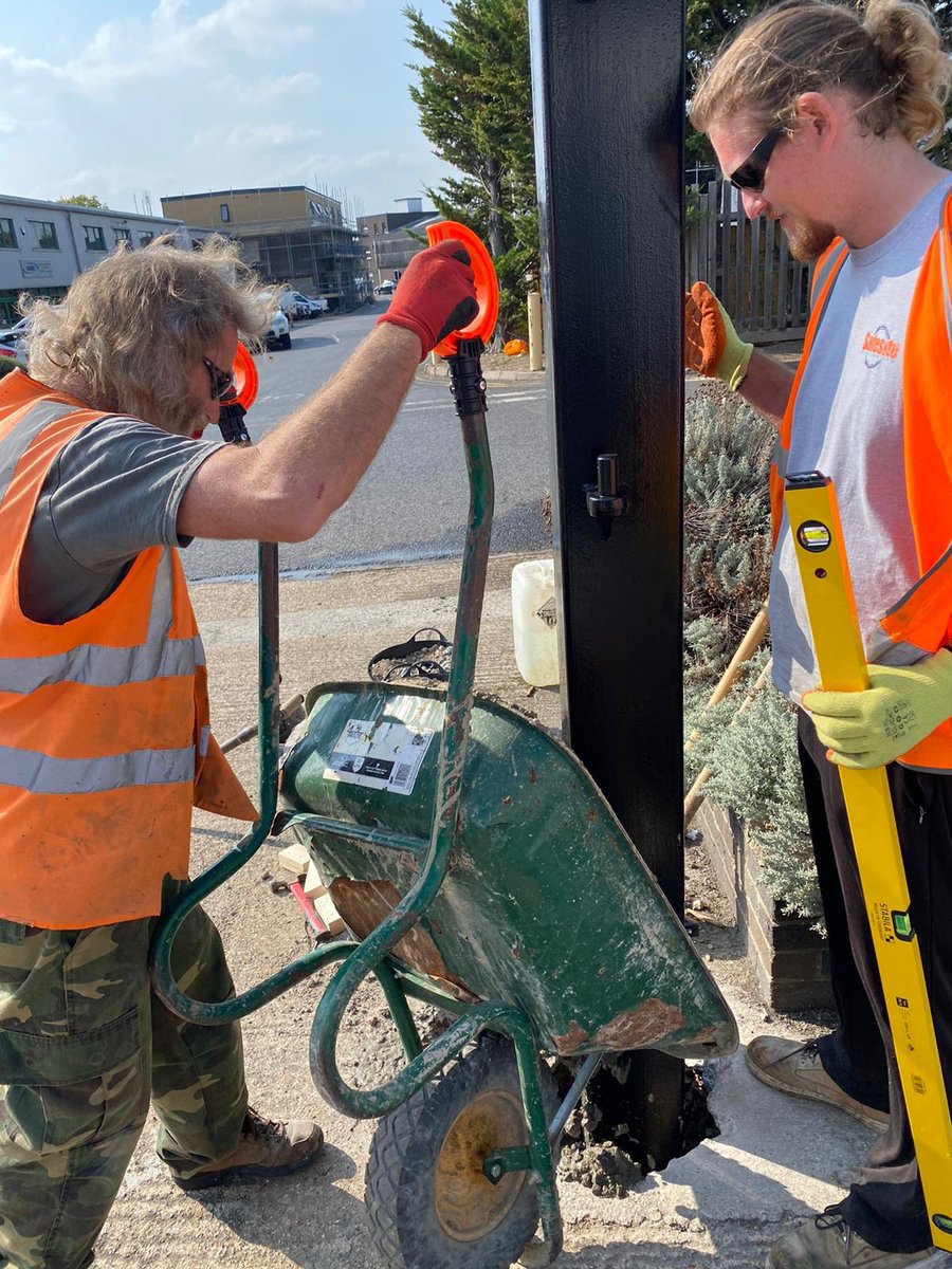 iTipHandles's tweet photo. Some iTip Handles spotted! A team putting in fencing #Wokingham #Berkshire. Send us your snaps! #Healthyathome #doityourself #diyproject #diyprojects #easydiy #diy #selfbuild #myrenostory #renovationproject #newbuildhome #selfbuildireland #renovationlife #doerupper https://t.co/g3q7jioaS6